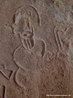 DETALLE DEL DIBUJO EN L�PIDA CONSACRATORIA
