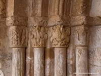 PORTADA EN MURO SUR: CAPITELES DE PONIENTE