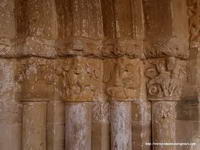 PORTADA EN MURO SUR: CAPITELES DE LEVANTE