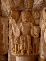 FIGURAS SENTADAS ENTRE LEONES