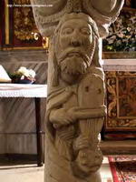 DETALLE DE LA COLUMNA-ESTATUA