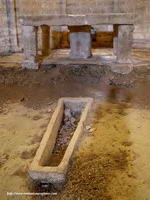SARC�FAGO CON RESTOS ANTE EL ALTAR DE LA NAVE CENTRAL