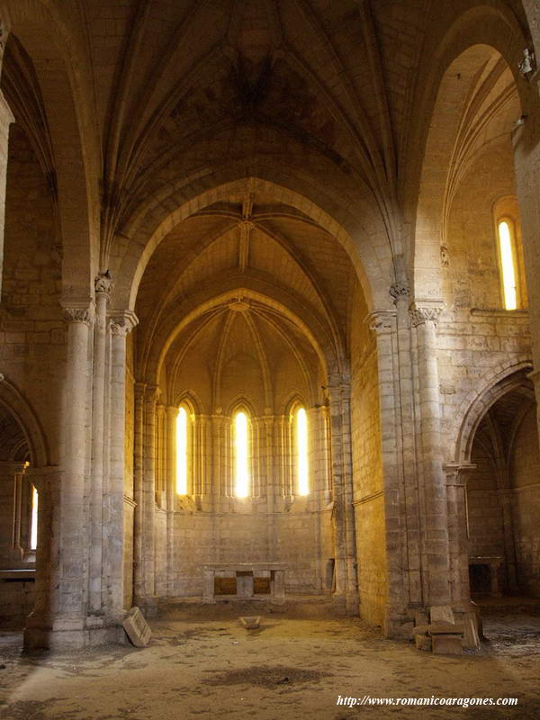 INTERIOR DEL TEMPLO HACIA LA CABECERA