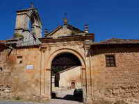 Acceso al recinto mon&aacute;stico