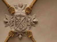 Escudo de la abadesa ante la porter&iacute;a