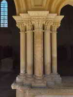 Grupo de columnas alrededor de pilar cruciforme