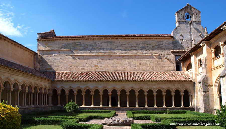 Claustro y templo desde el sur