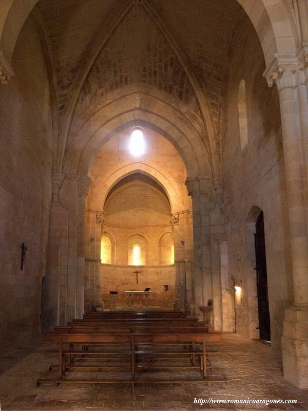 INTERIOR DEL TEMPLO HACIA LA CABECERA