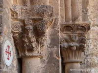 CAPITEL DE PALMETAS Y BOLAS