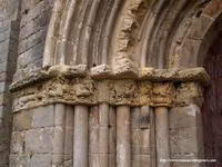 DETALLE DE LOS CAPITELES DEL LADO OESTE
