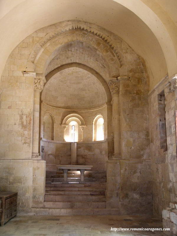 INTERIOR DEL TEMPLO HACIA LA CABECERA