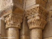 NAVE SUR: PORTADA AL ESTE. CAPITELES LADO NORTE