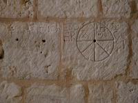 INSCRIPCI�N EN MURO SORTE DE NAVE SUR. RELOJ DE SOL