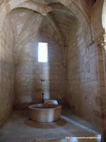 DETALLE DE LA CAPILLA G�TICA DEL LADO NORTE. PILA BAUTISMAL