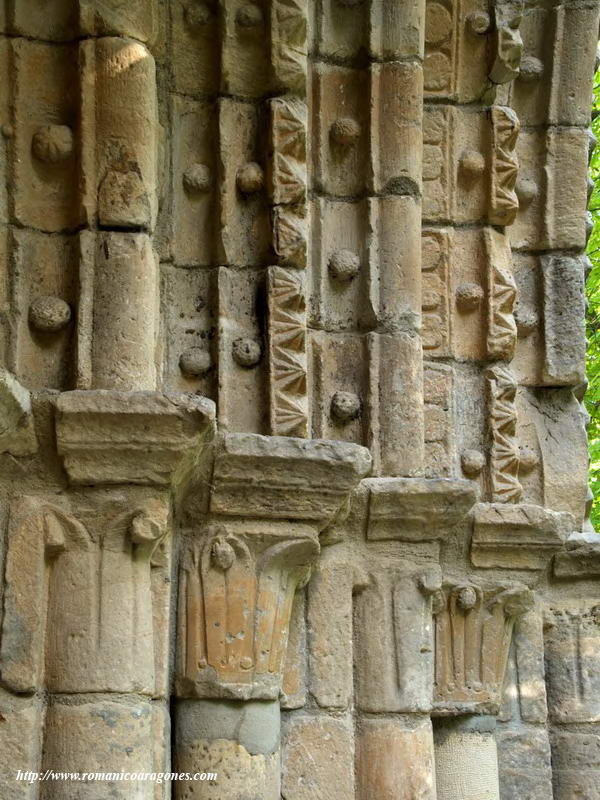 DETALLE DE LA DECORACIN DE LAS ARQUIVOLTAS