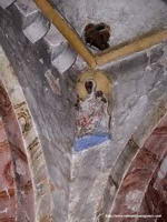 �NGULO NORESTE DEL CRUCERO: VIRGEN CON NI�O Y SOBRE ELLA IM�GEN DE TETRAMORFOS