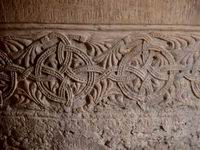 DETALLE DE LA CENEFA EN LA PILA BAUTISMAL