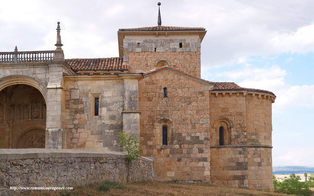 VISTA SUR DE LA CABECERA DEL TEMPLO Y ATRIO MODERNO