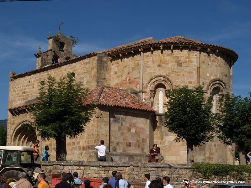 VISTA SURESTE DEL TEMPLO, CON LOS ALUMNOS  DE AGUILAR DE CAMPOO FOTOGRAFIANDOLO TODO.