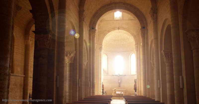 INTERIOR DE SAN MARTÍN DE FRÓMISTA (PALENCIA) HACIA LA CABECERA