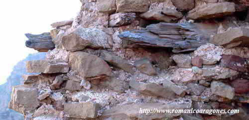 MADEROS DURMIENTES EN EL MURO PARA IMPEDIR ALABEOS