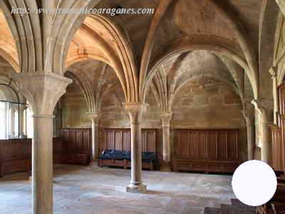 COLUMNAS EN SALA CAPITULAR (MONASTERIO DE LA OLIVA-NAVARRA)