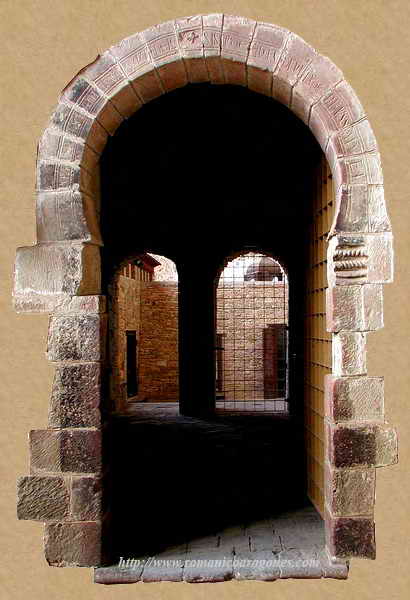 PORTADA MOZÁRABE EN SAN JUAN DE LA PEÑA, ENTRE CLAUSTRO E IGLESIA SUPERIOR