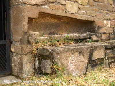 SENCILLO SARCÓFAGO REUTILIZADO COMO GRAN SILLAR EN MURO. SANTA ISABEL DE CENTENERO (HUESCA)