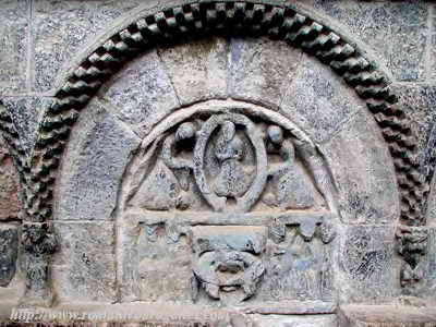 DETALLE DE UN NICHO DEL PANTEÓN DE NOBLES. SAN JUAN DE LA PEÑA (HUESCA)