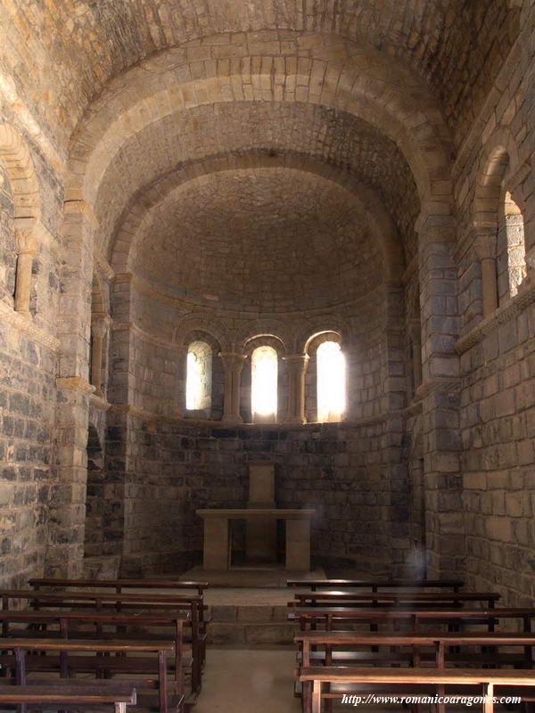 INTERIOR DEL TEMPLO HACIA LA CABECERA