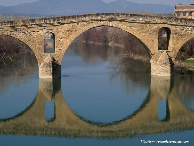 OJO CENTRAL DEL PUENTE, TRANSFORMADO EN CÍRCULO POR SU REFLEJO.