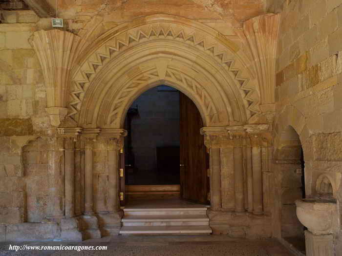 Portada de acceso al templo desde el claustro